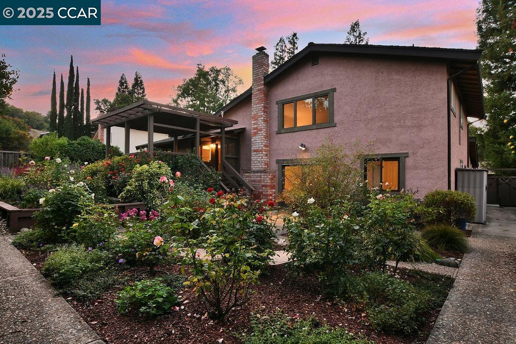 916 Calle Verde, Martinez