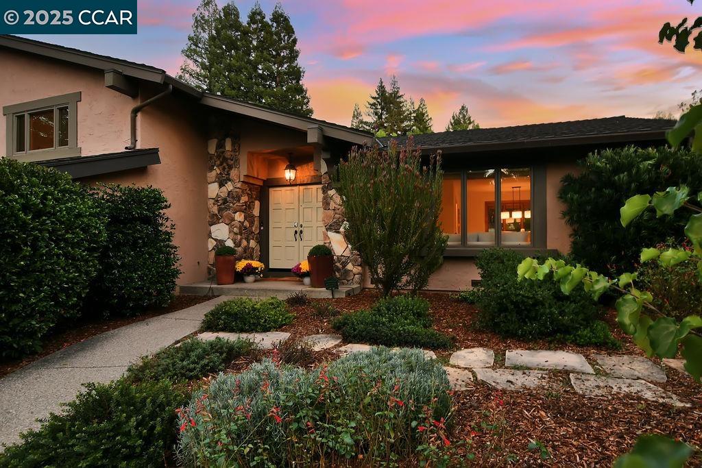 916 Calle Verde, Martinez