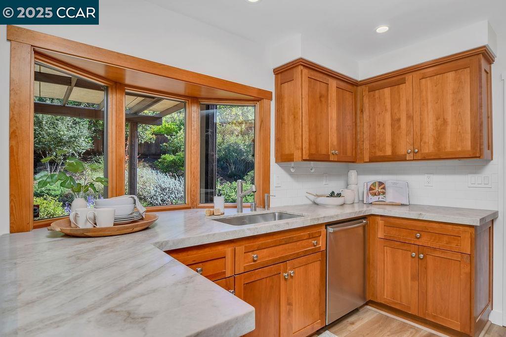 916 Calle Verde, Martinez