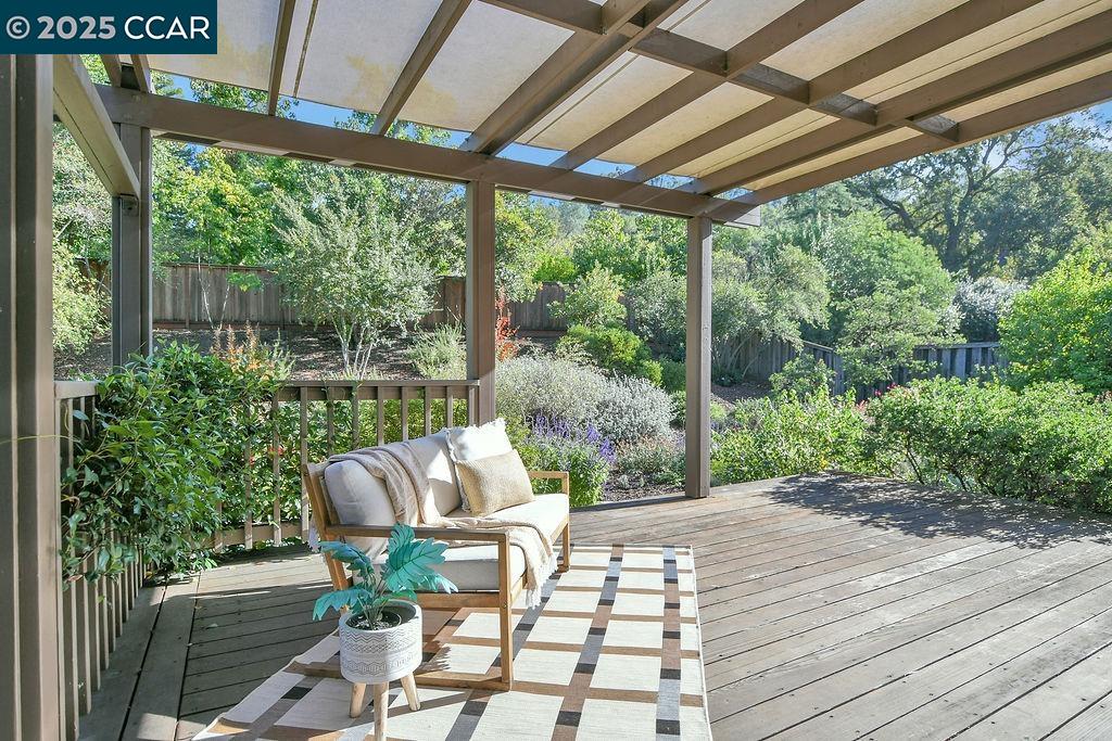 916 Calle Verde, Martinez