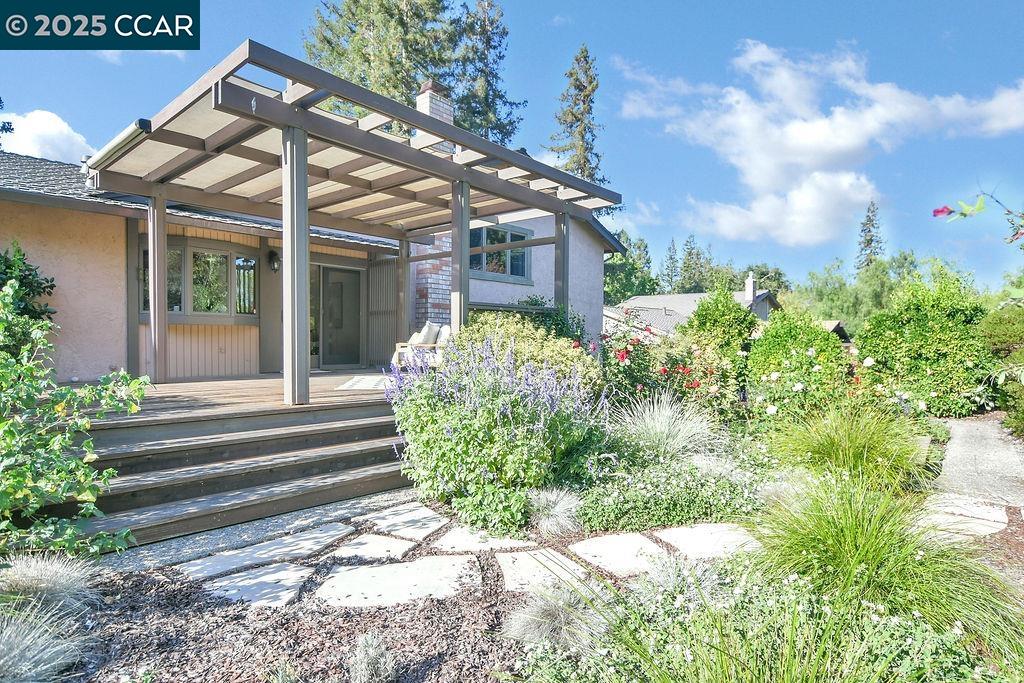 916 Calle Verde, Martinez