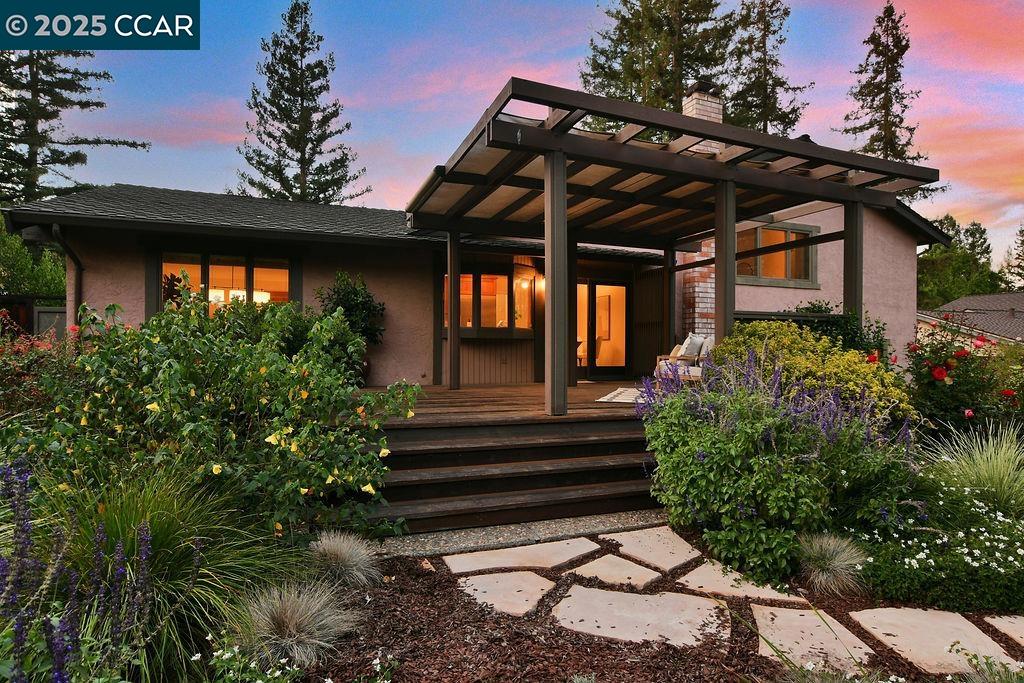 916 Calle Verde, Martinez