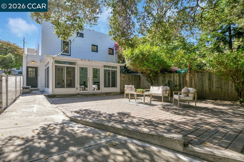 915 Brown Street