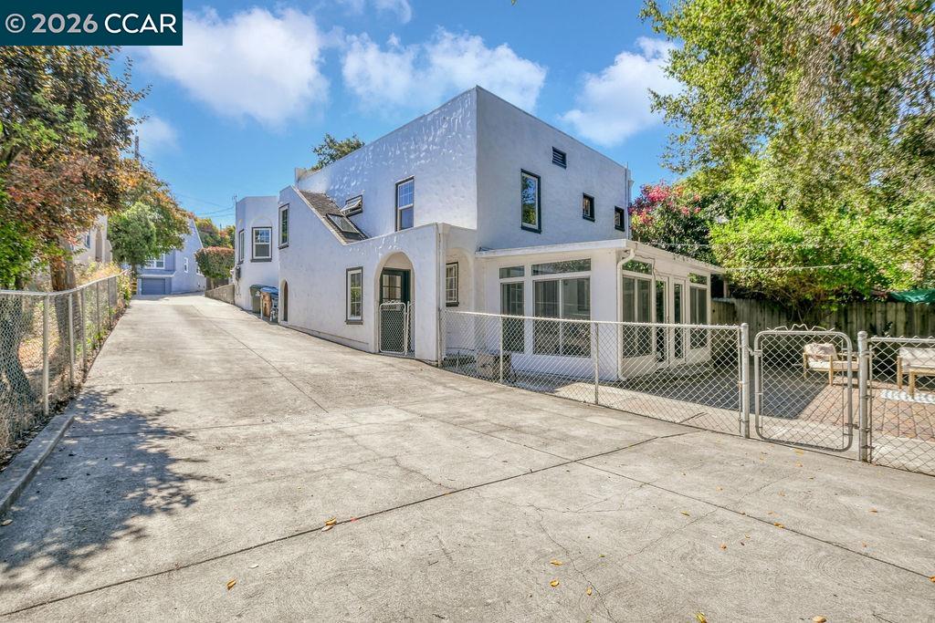 915 Brown Street