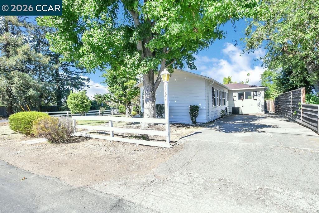 1627 Humphrey Dr