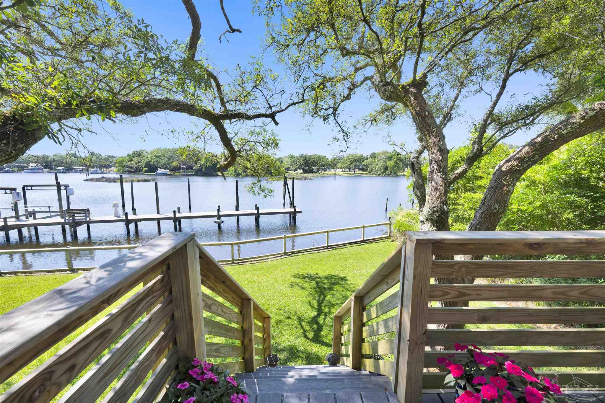 333 Edgewater Dr