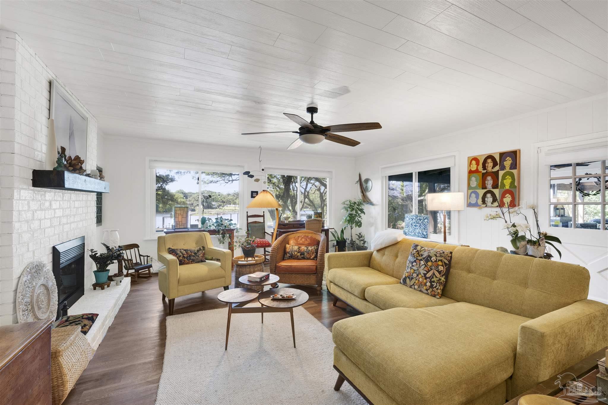 333 Edgewater Dr