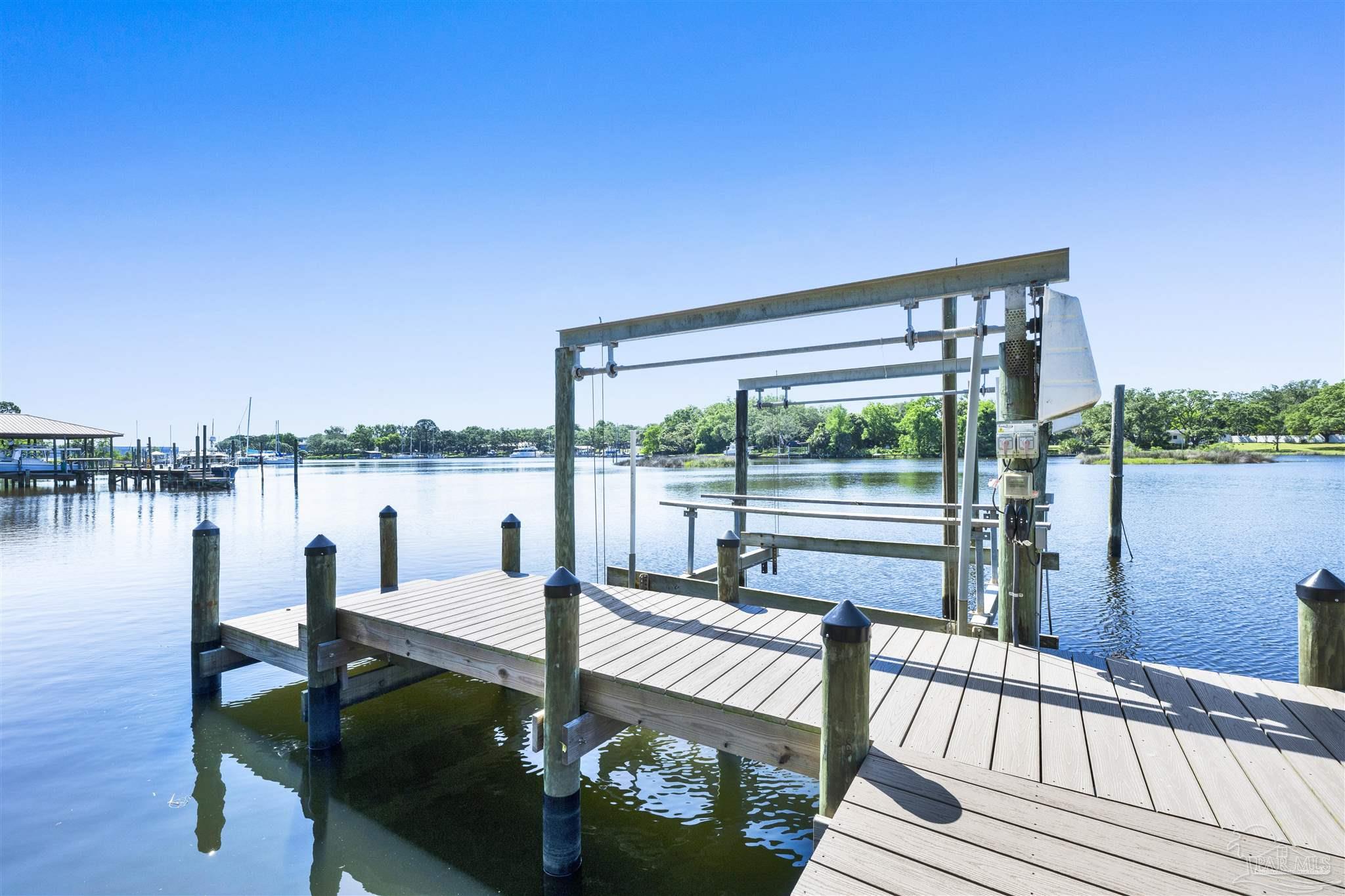 333 Edgewater Dr