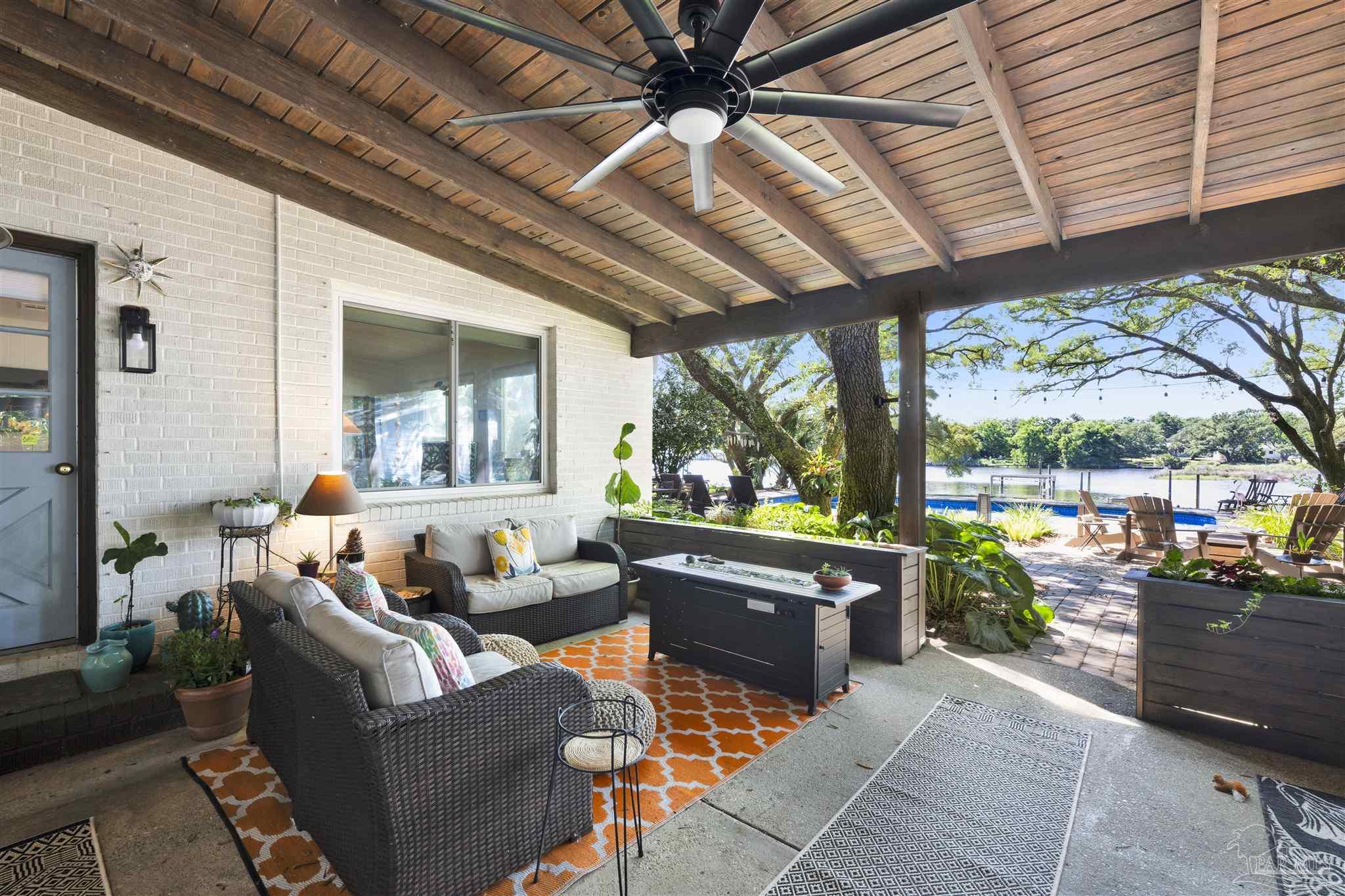 333 Edgewater Dr