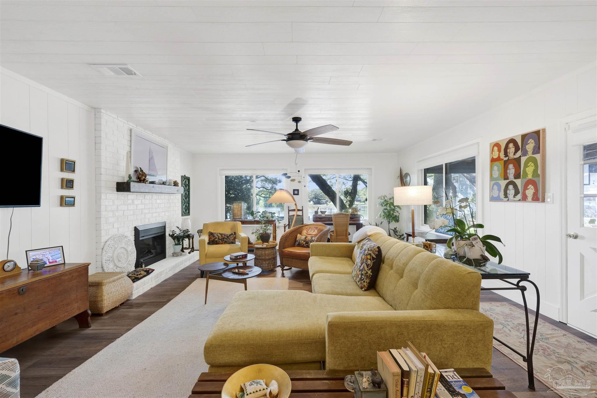 333 Edgewater Dr