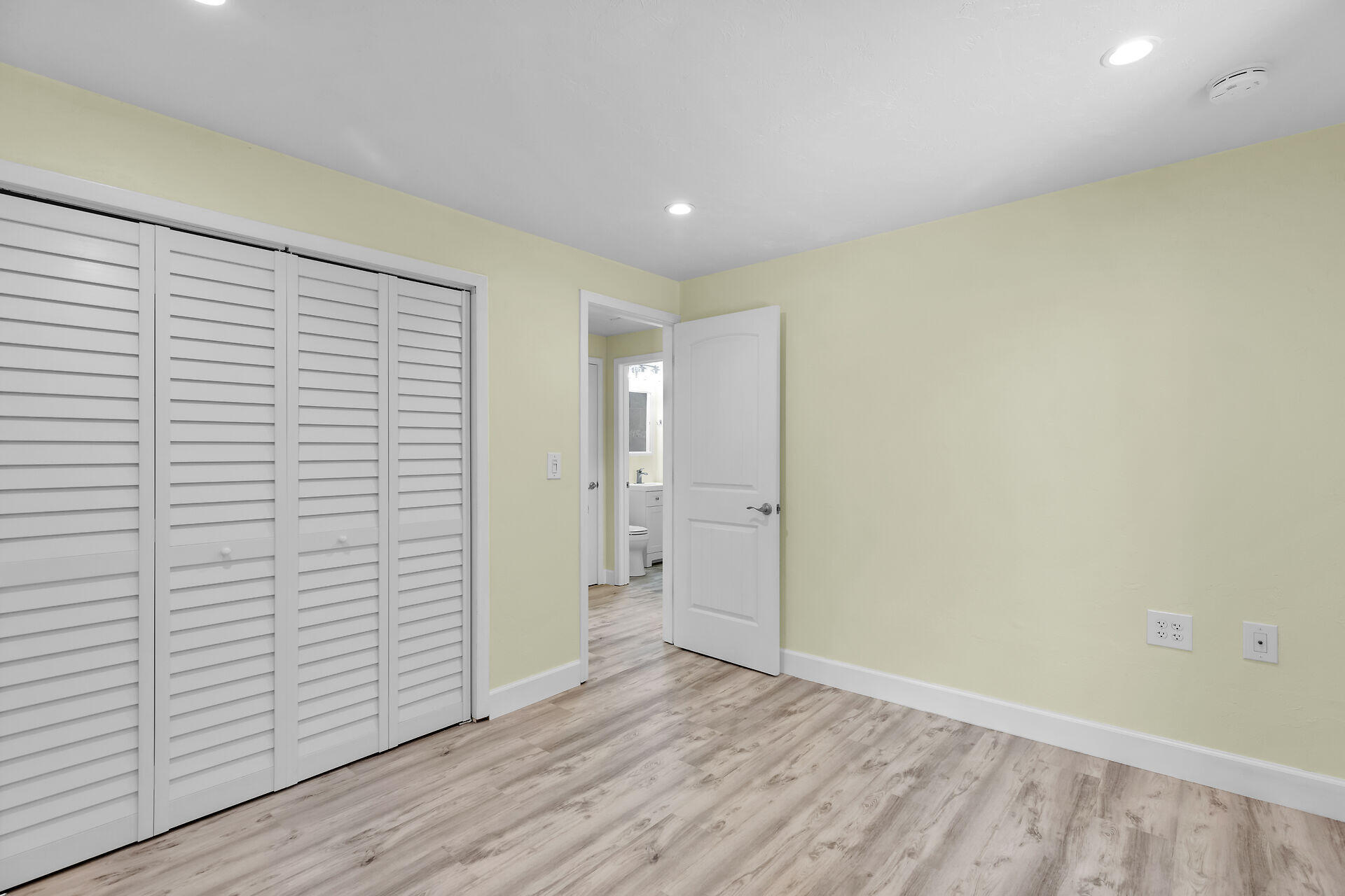 1875 109Th Street Gulf Unit: B