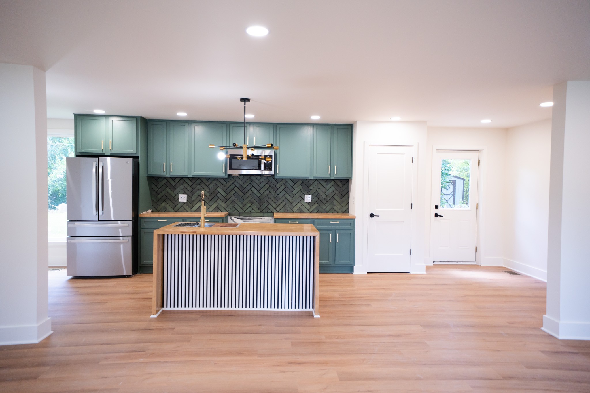 5033 Collinwood Dr