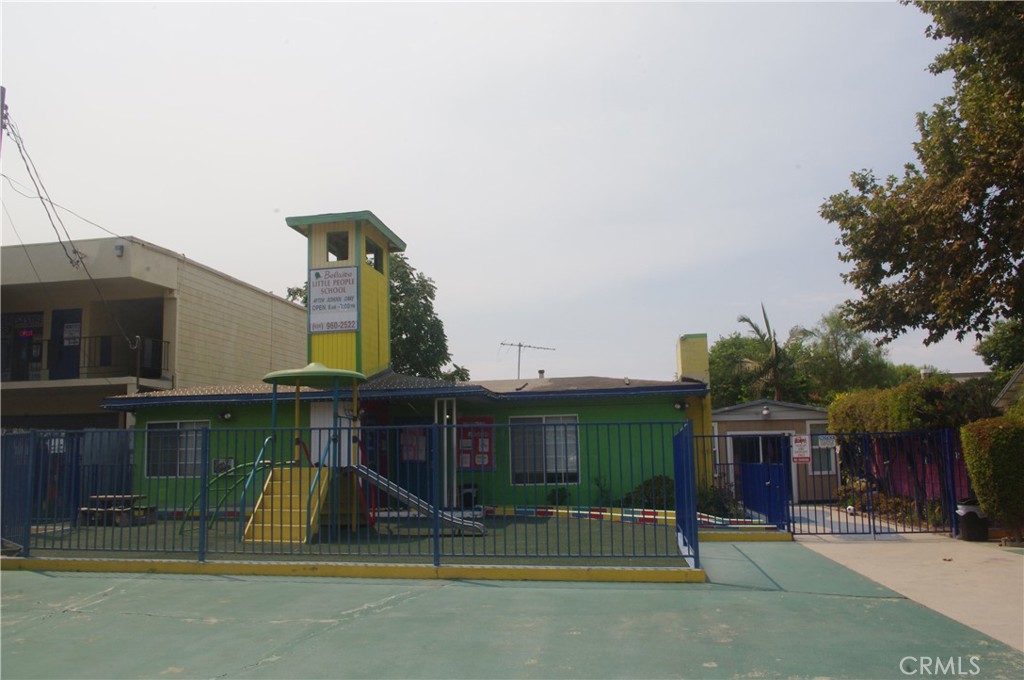 816 W Service Avenue