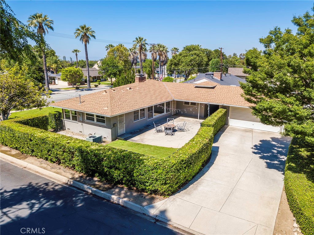 883 E Leadora Avenue