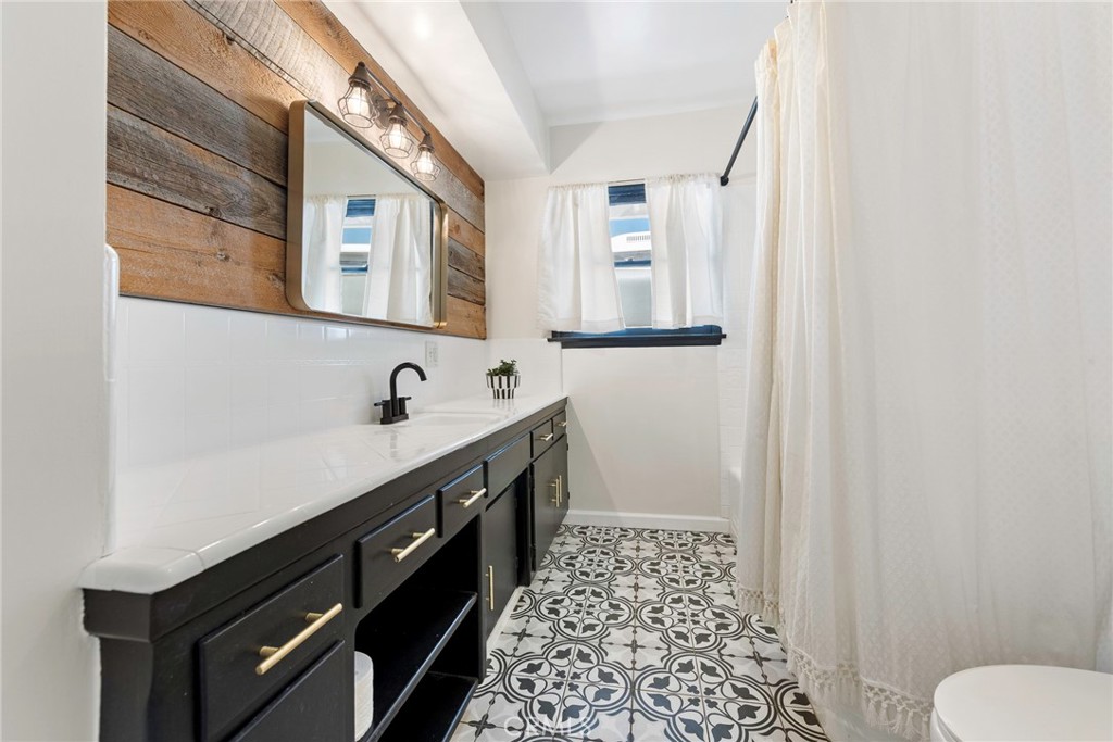 883 E Leadora Avenue