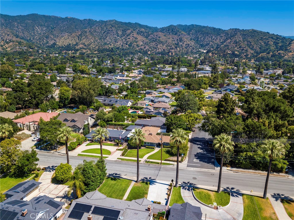 883 E Leadora Avenue