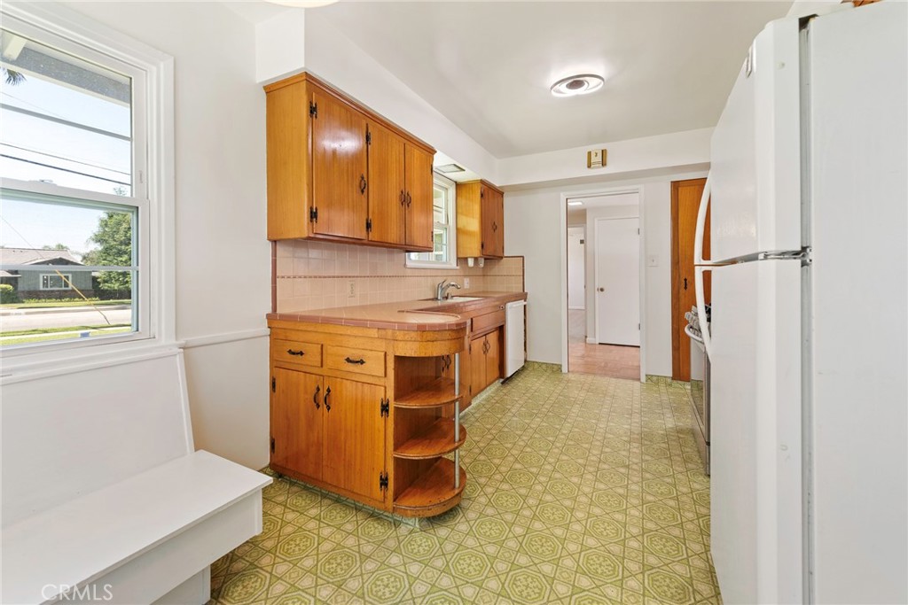 883 E Leadora Avenue