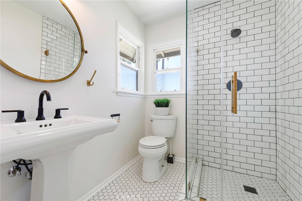 883 E Leadora Avenue