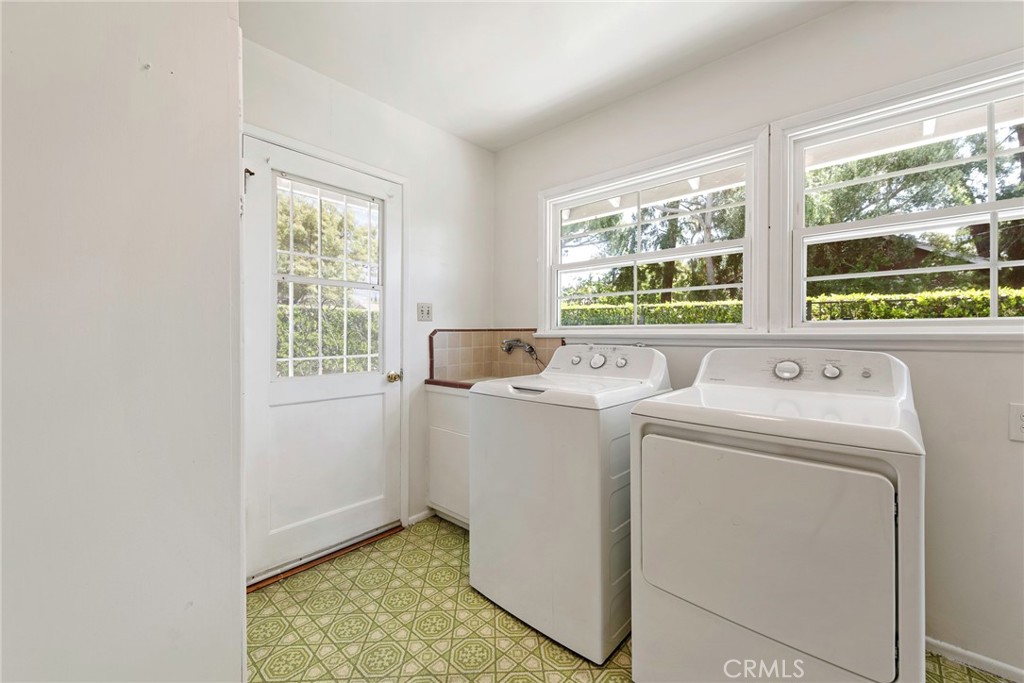 883 E Leadora Avenue