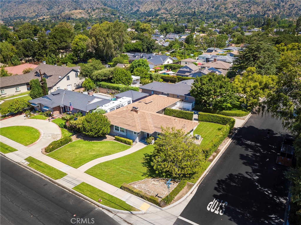 883 E Leadora Avenue