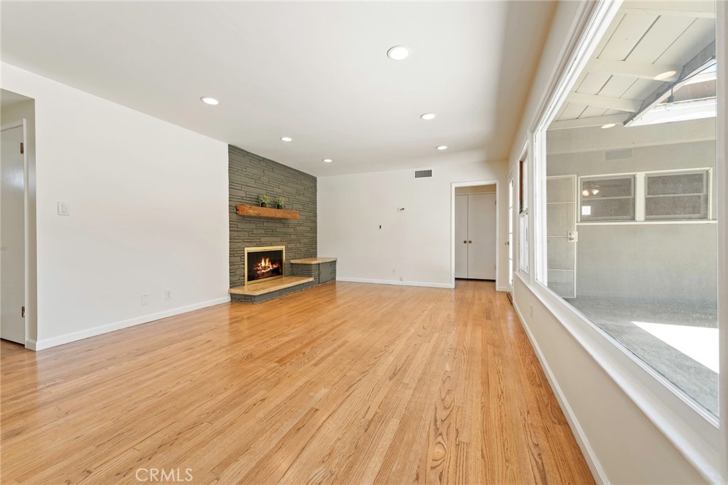 883 E Leadora Avenue