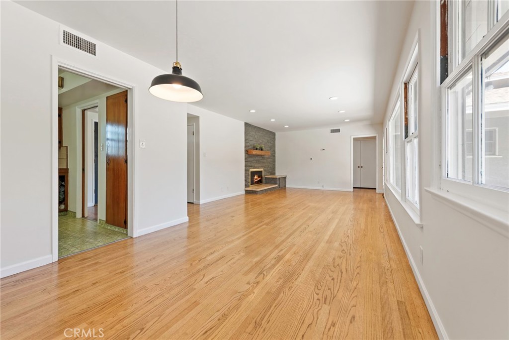 883 E Leadora Avenue