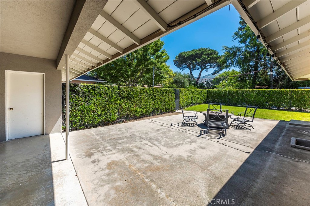 883 E Leadora Avenue