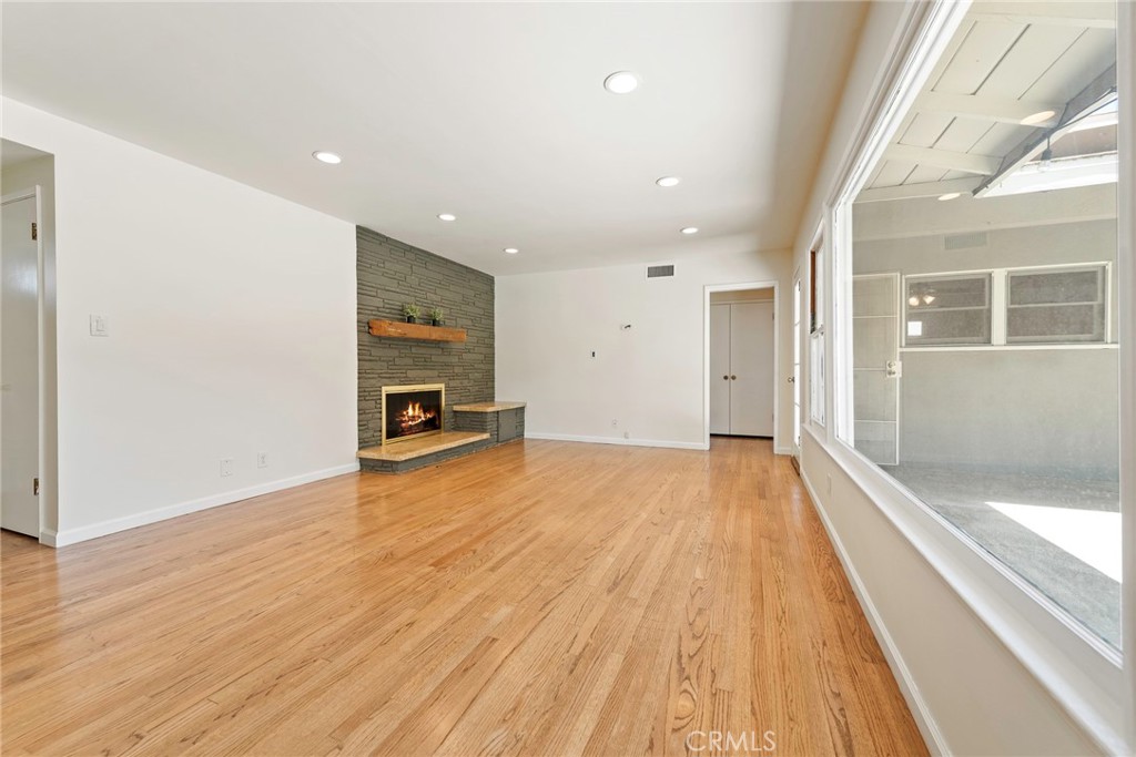 883 E Leadora Avenue