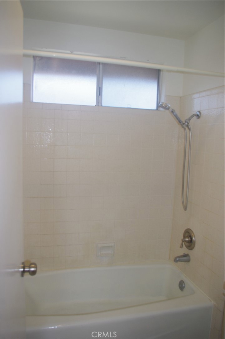 5548 Welland Avenue 3