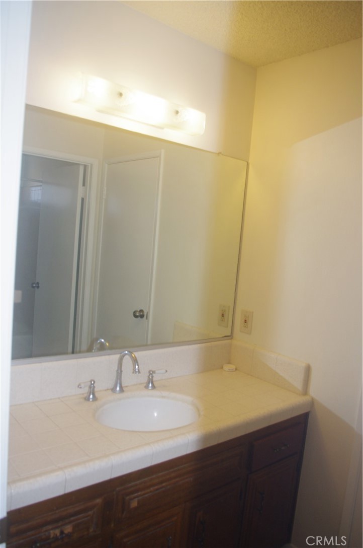 5548 Welland Avenue 3