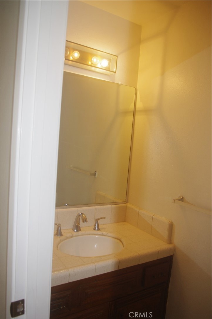 5548 Welland Avenue 3