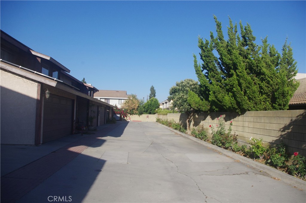 5548 Welland Avenue 3