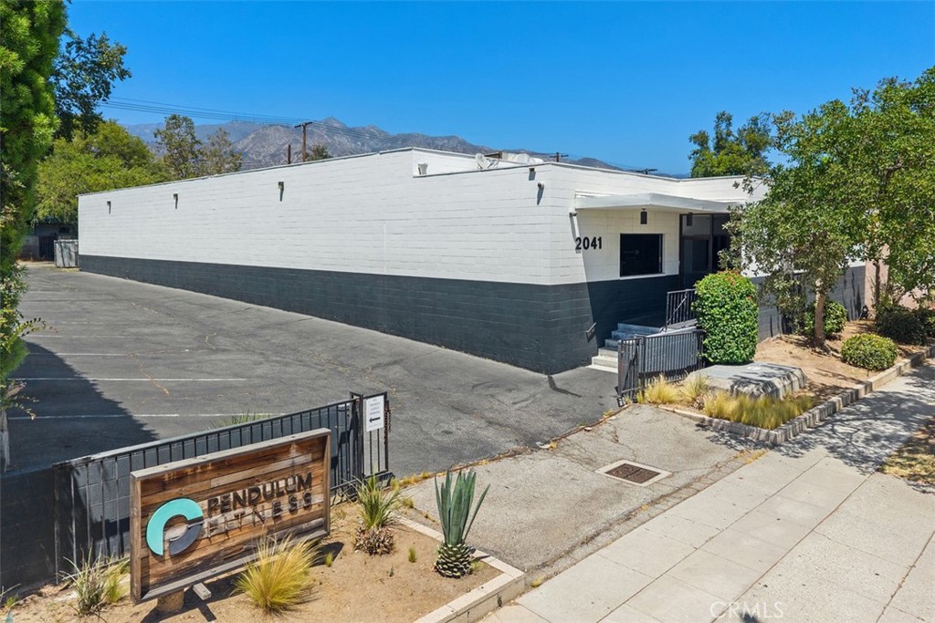 2041 E Villa