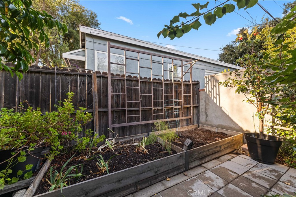 1717 E Chevy Chase