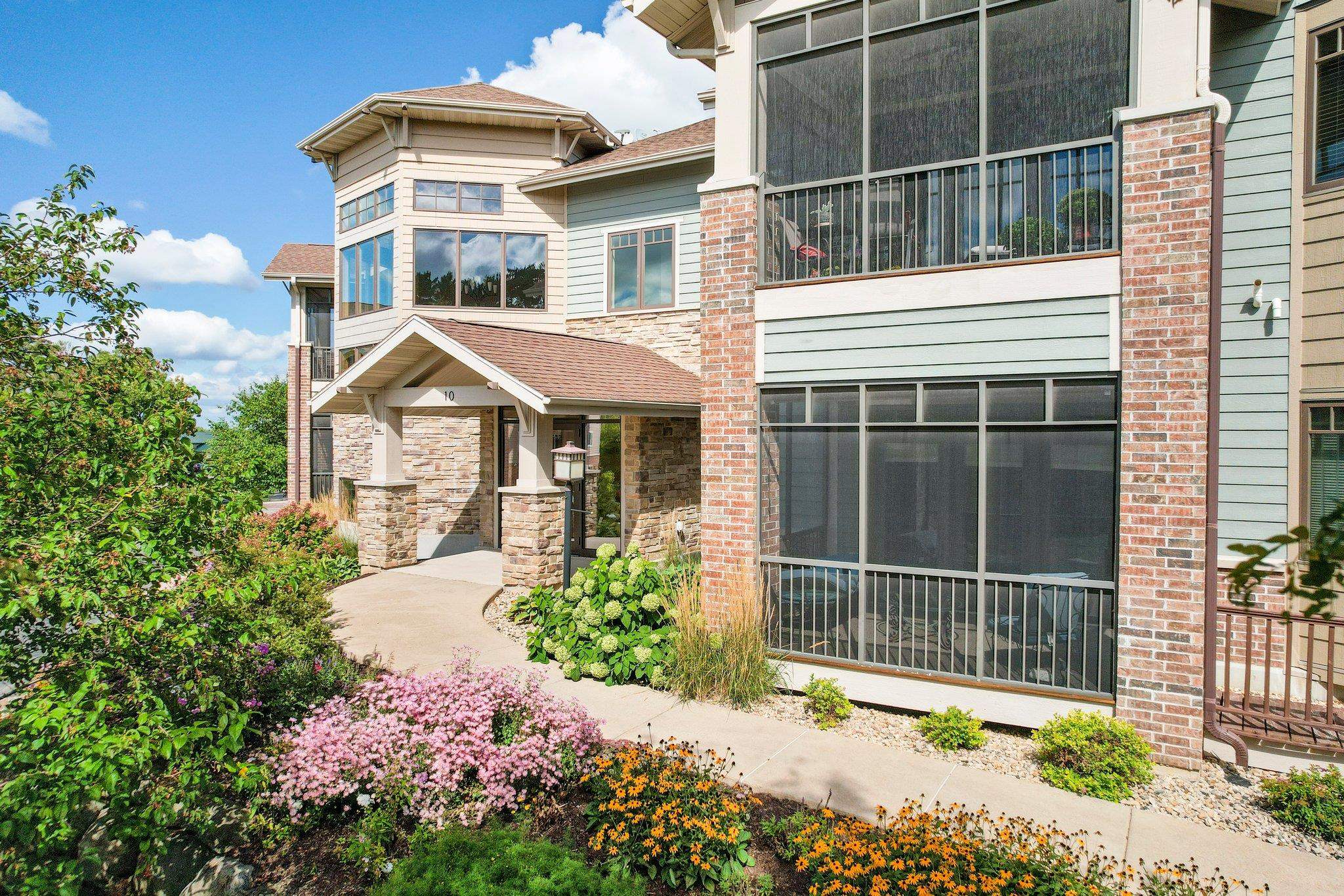 10 Glen Brook Way 103