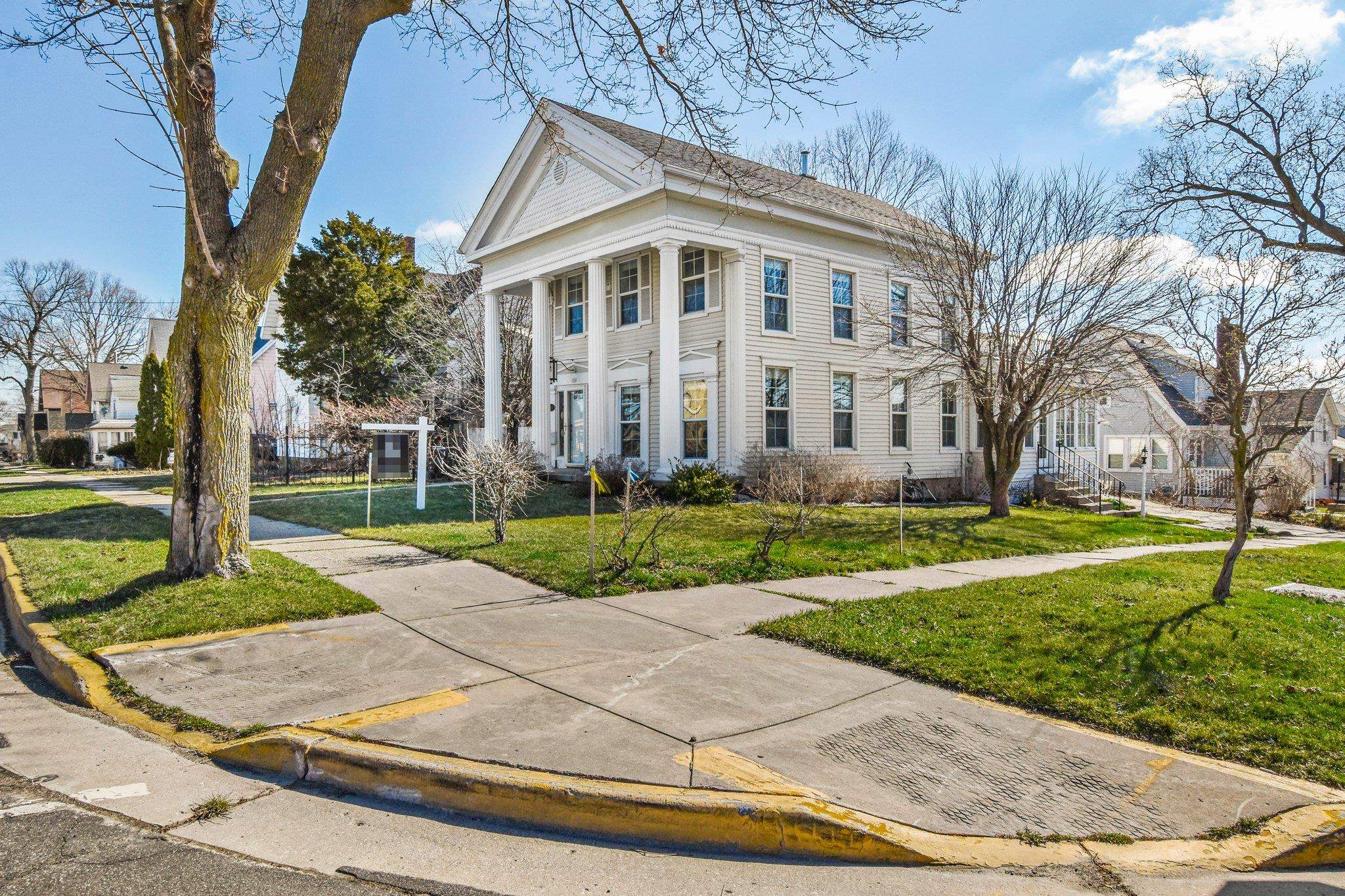 206 N Ludington Street