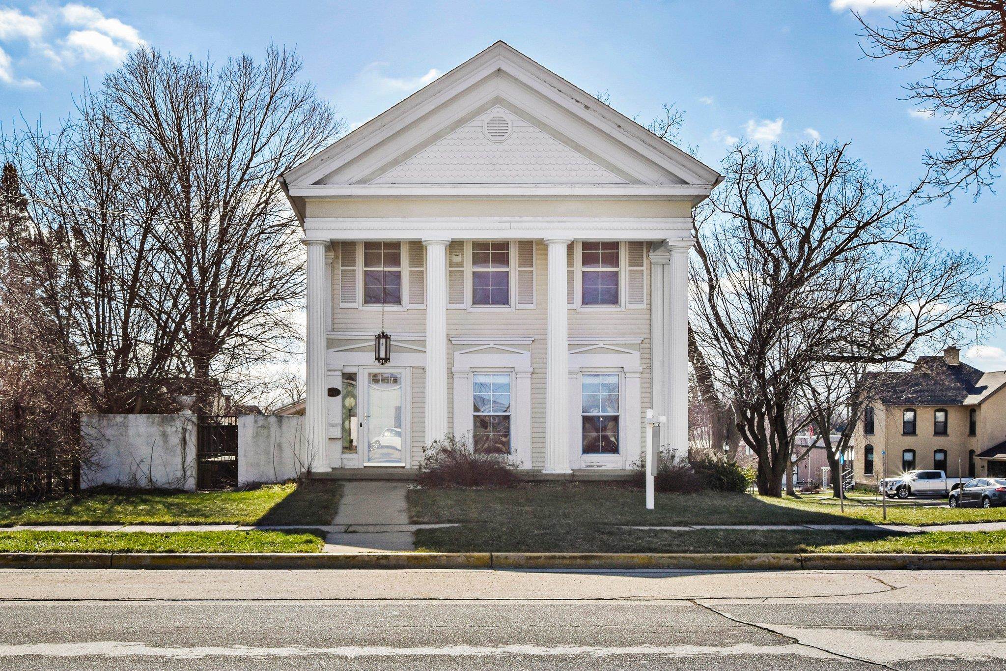 206 N Ludington Street