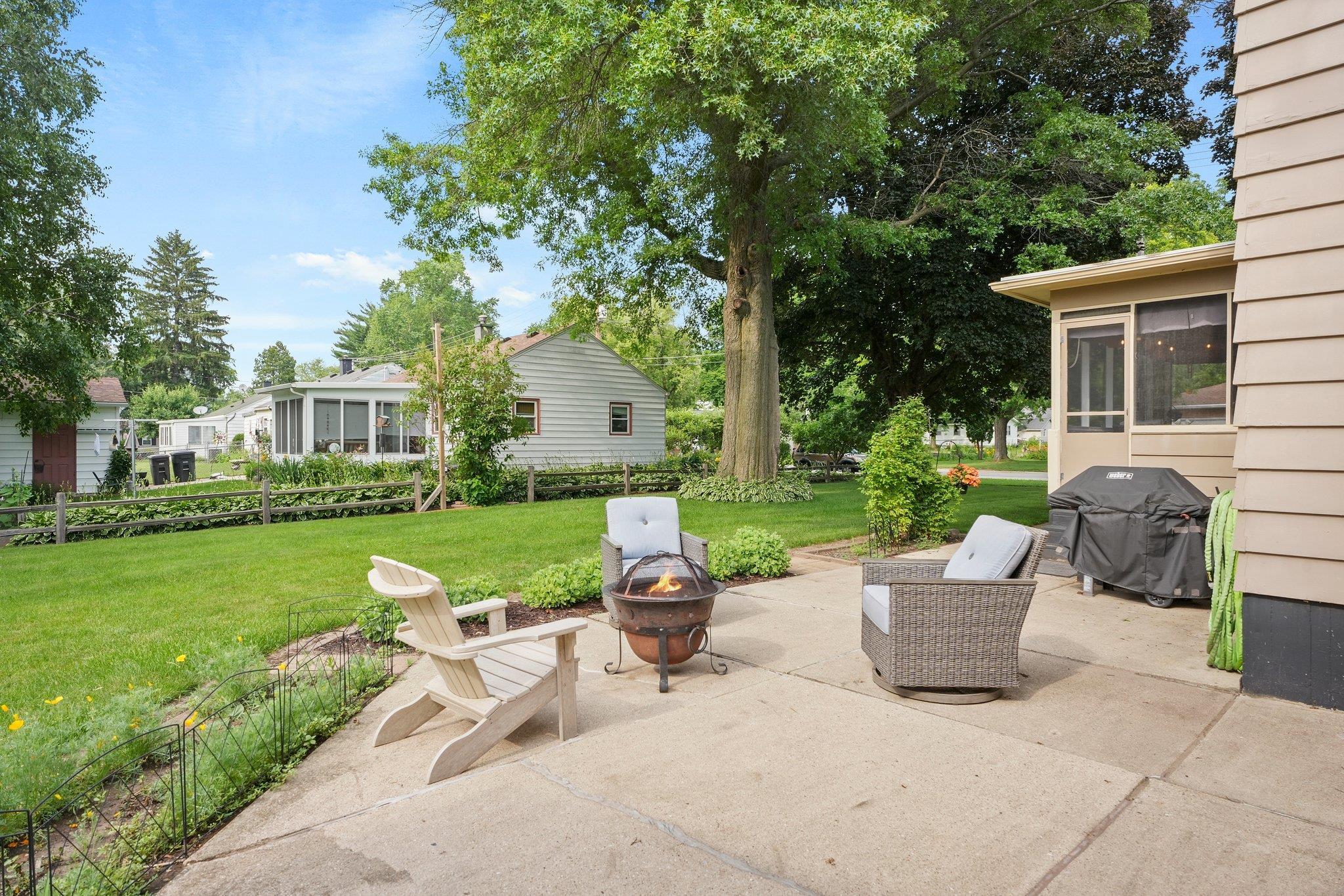 300 W Chicago Street