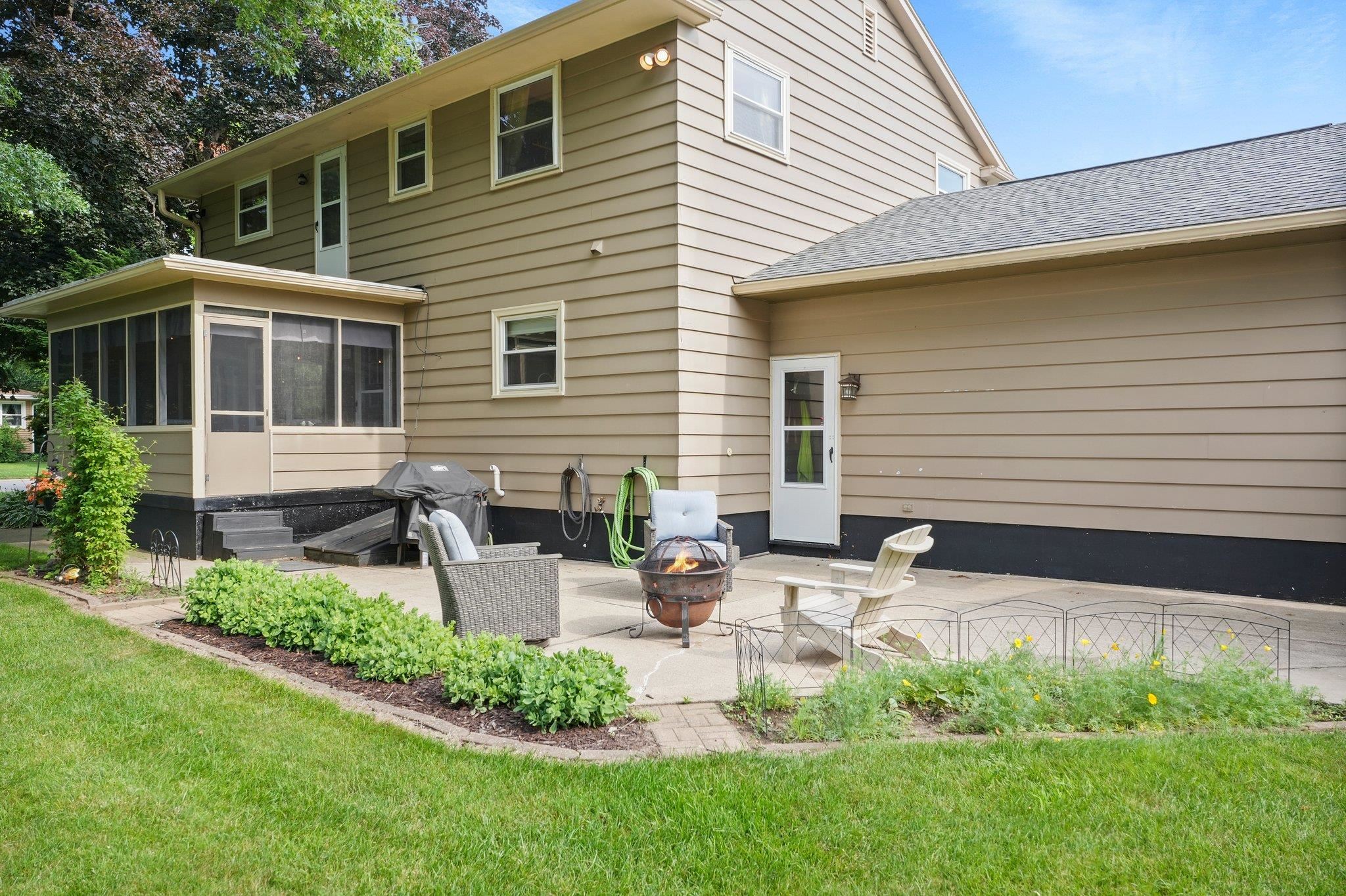 300 W Chicago Street