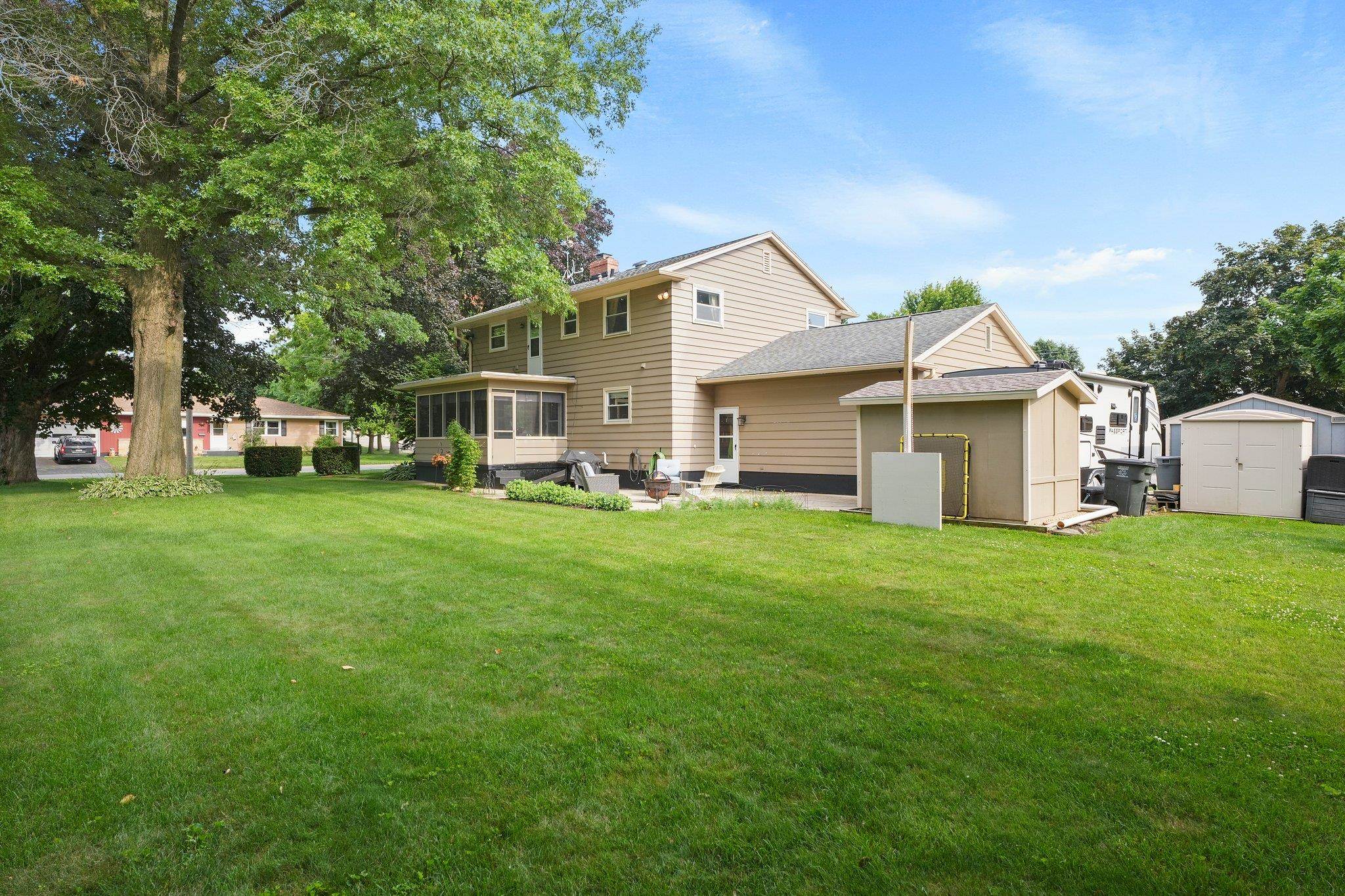 300 W Chicago Street