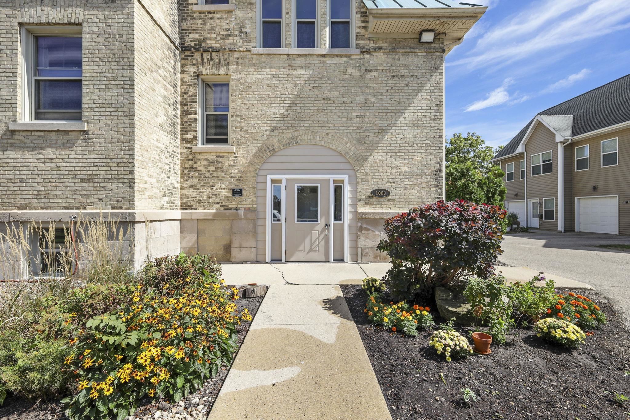 1009 Summit Avenue 5