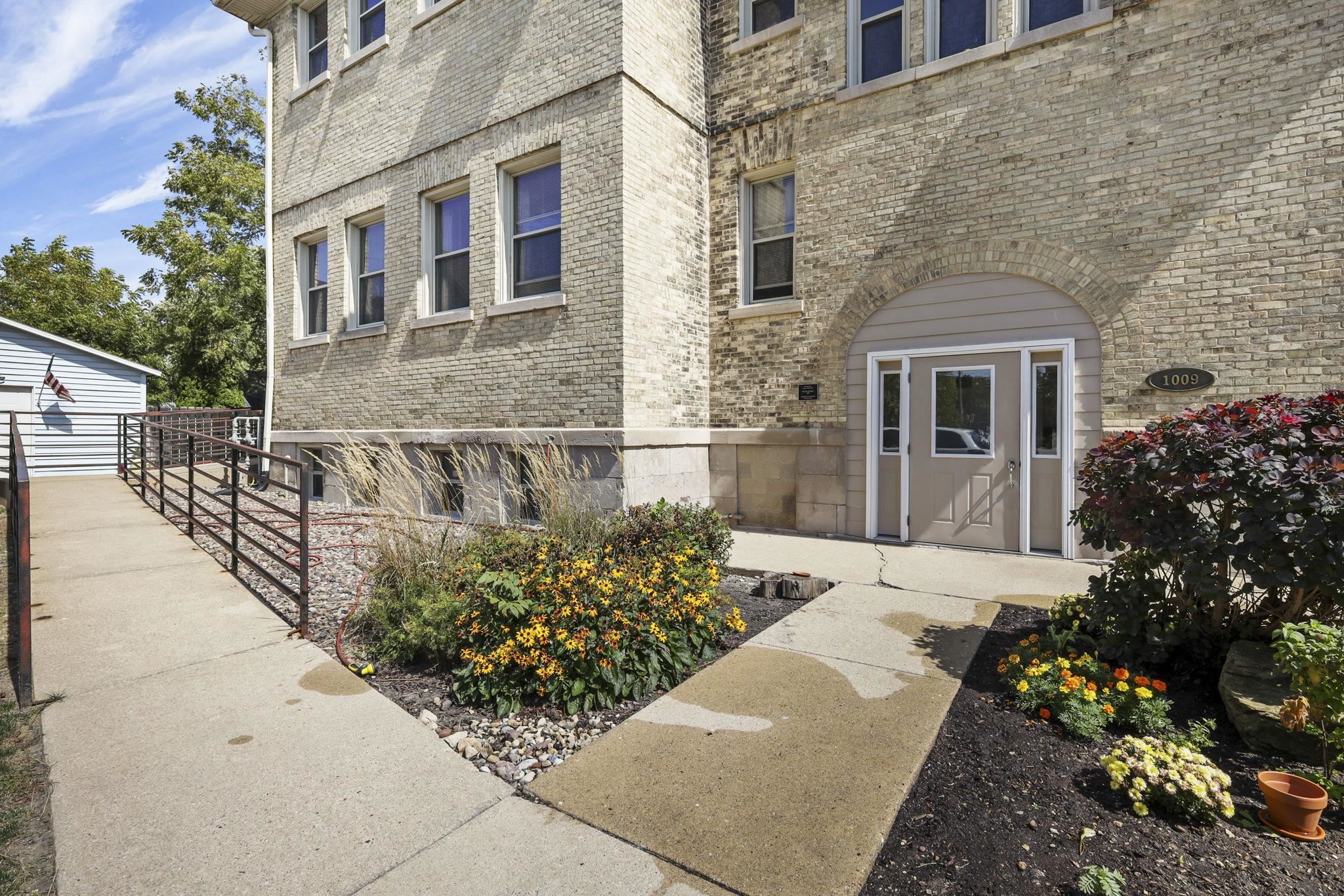 1009 Summit Avenue 5