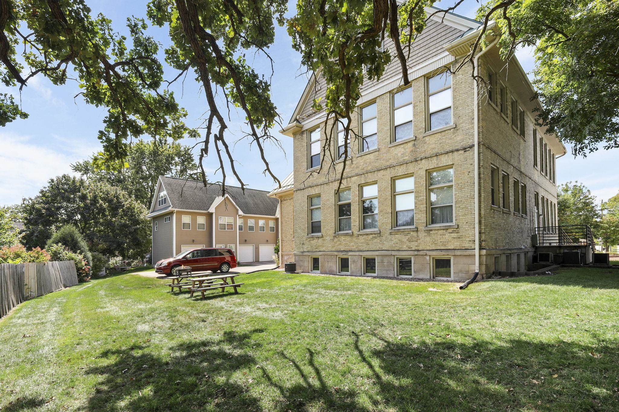 1009 Summit Avenue 5