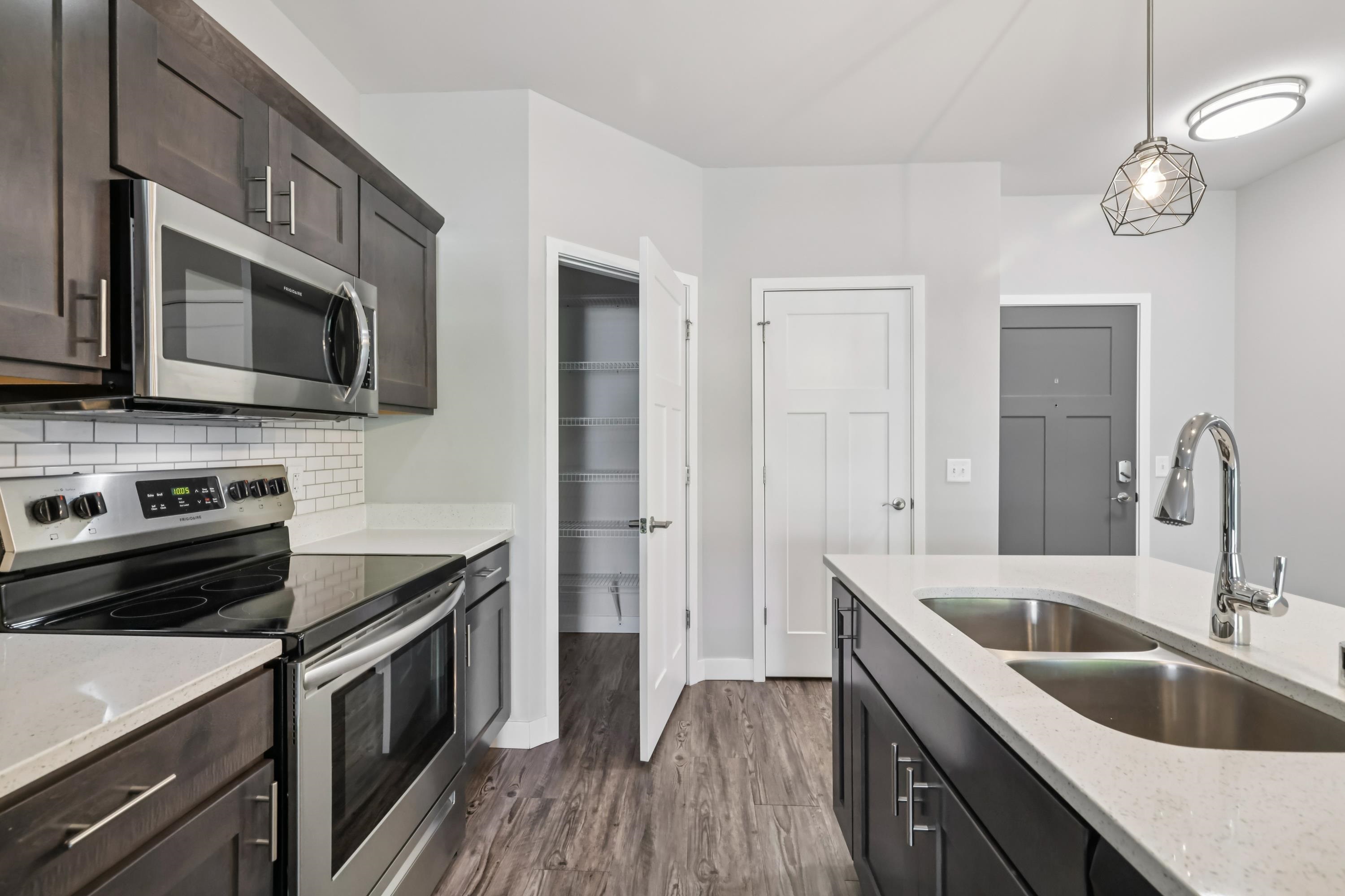 1601 N Windsor Avenue Unit: 209