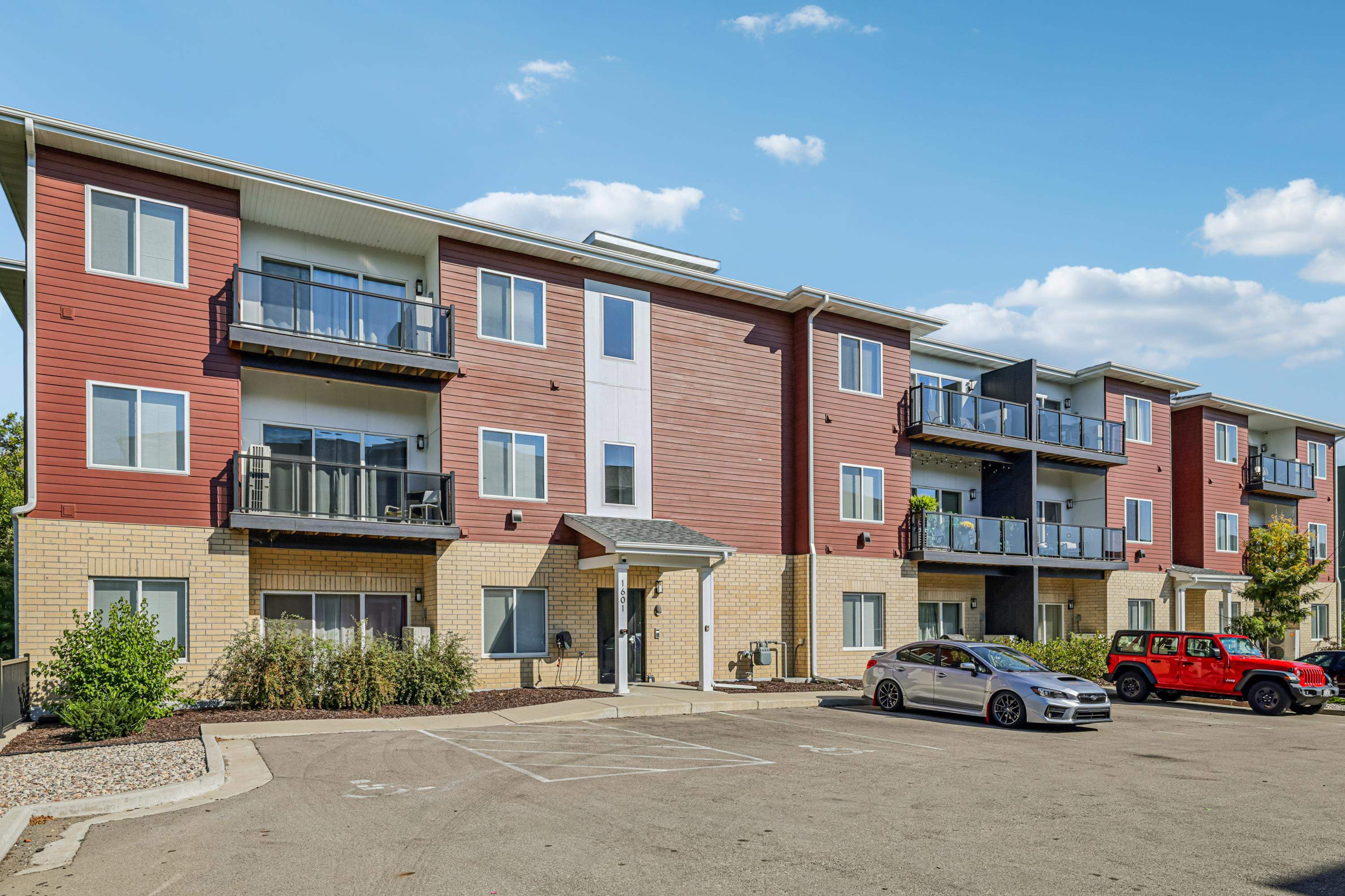 1601 N Windsor Avenue Unit: 209