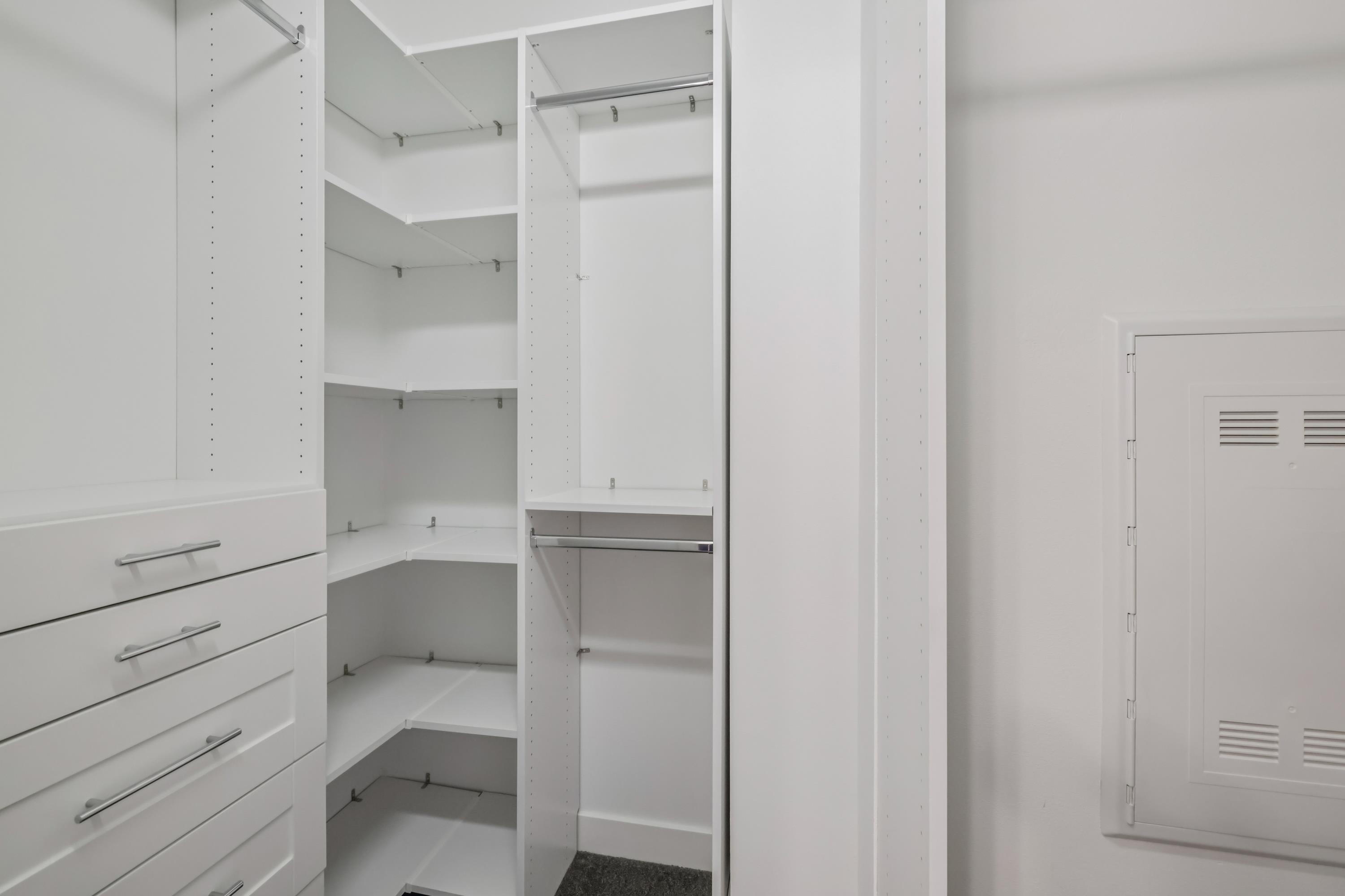 1601 N Windsor Avenue Unit: 209