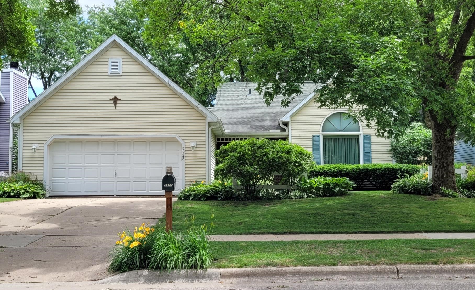 7925 W Oakbrook Circle