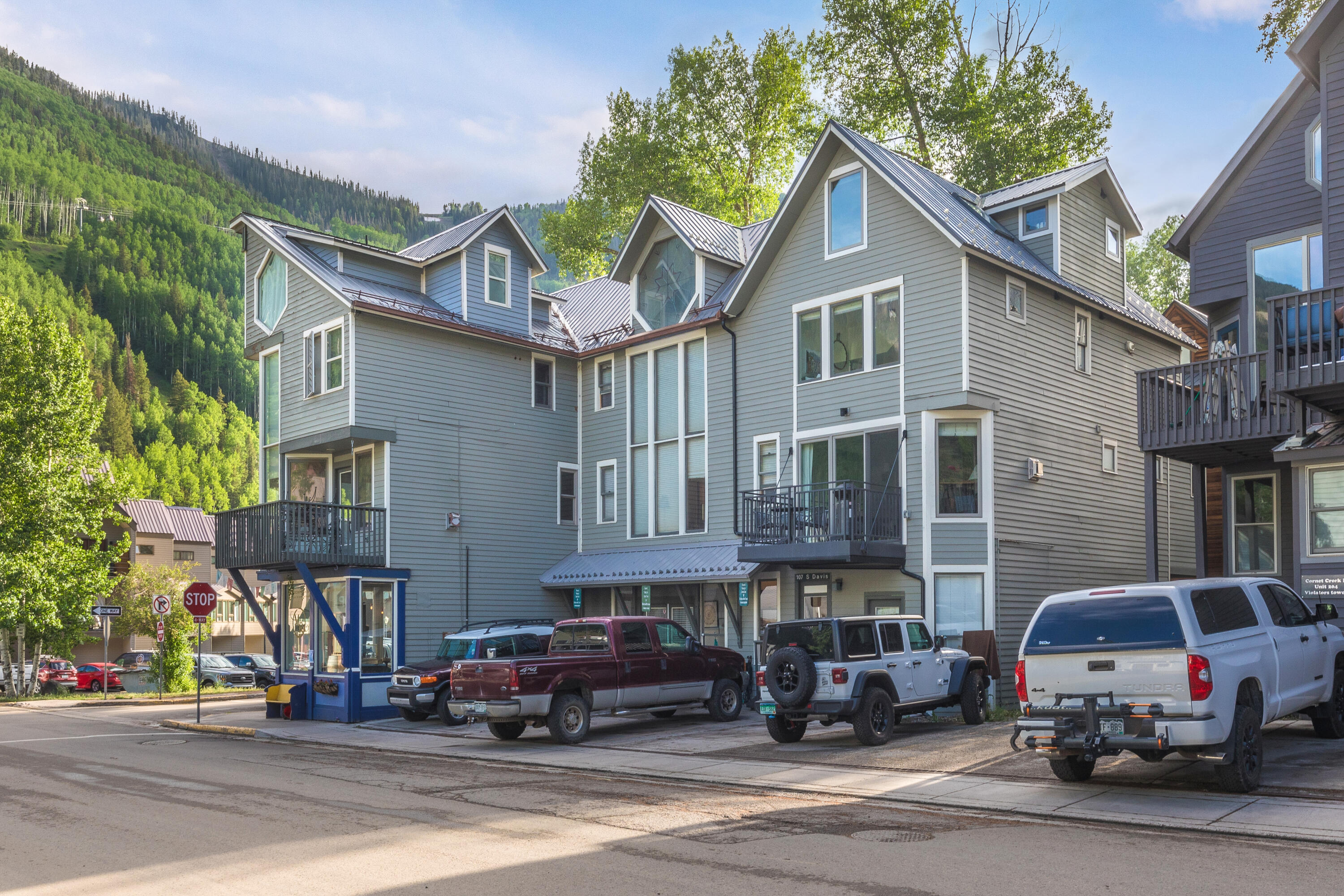 615 W Pacific Avenue