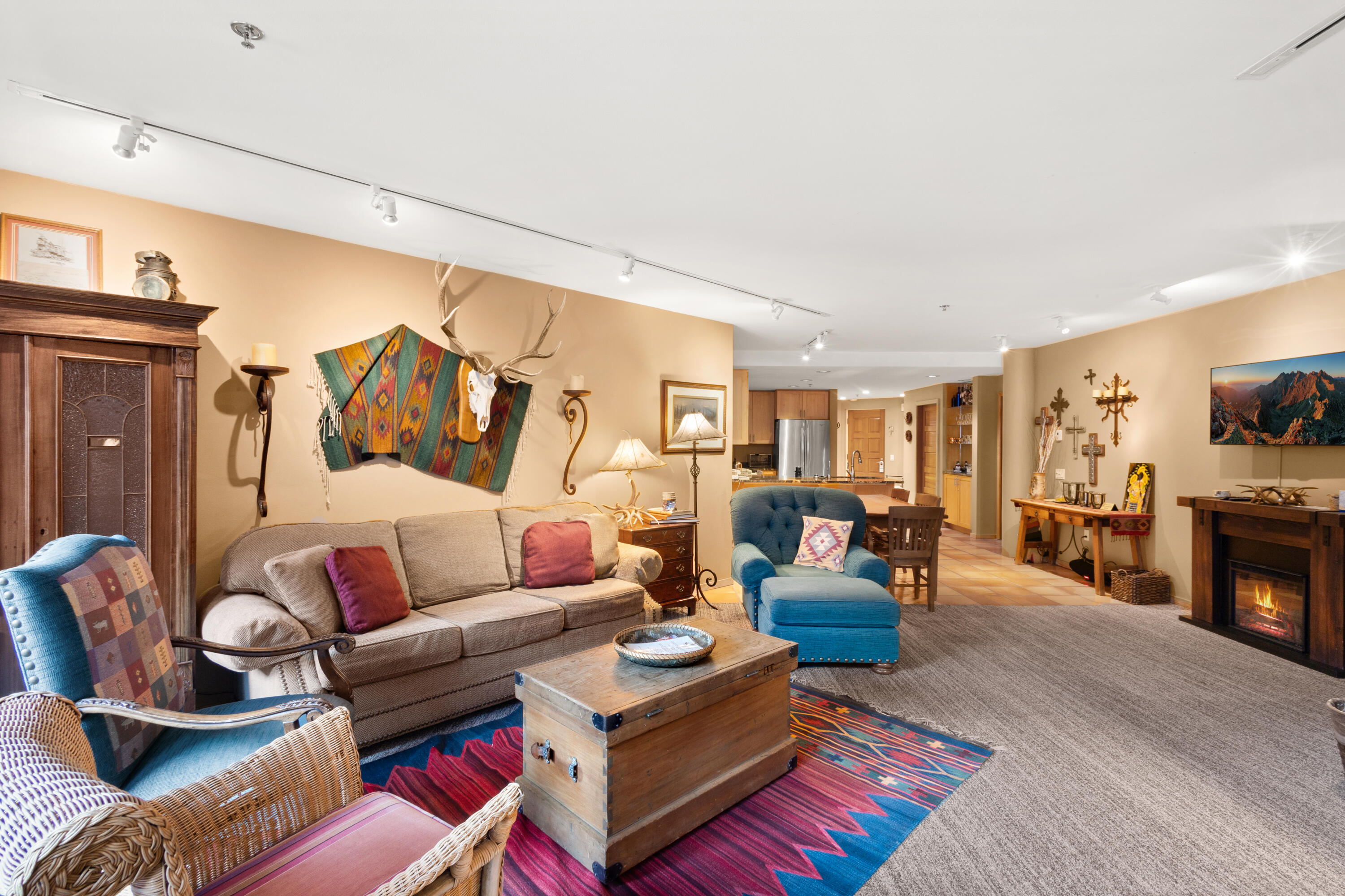 301 S Pine Street, door 219 205