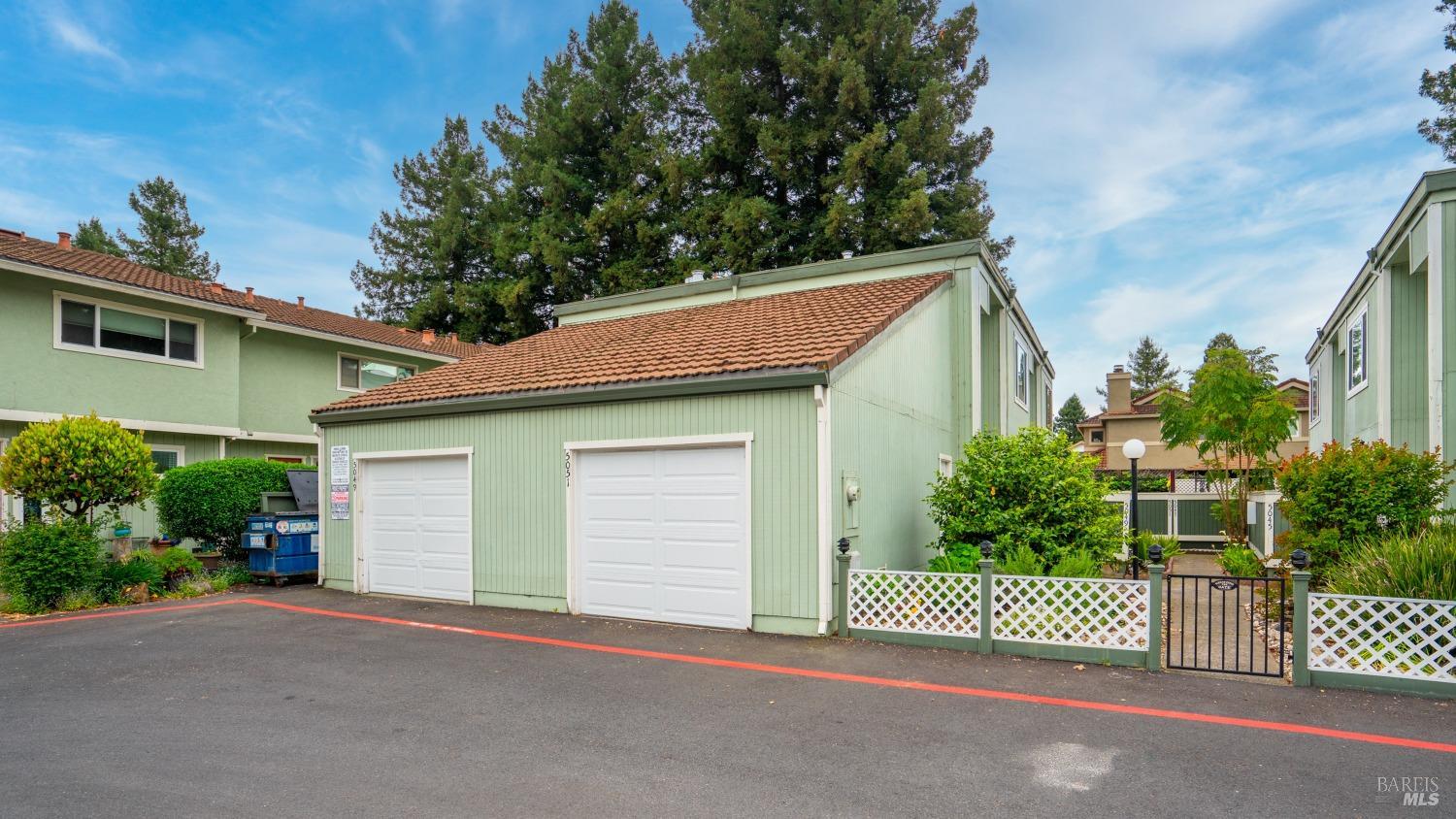 5049 Country Club Dr